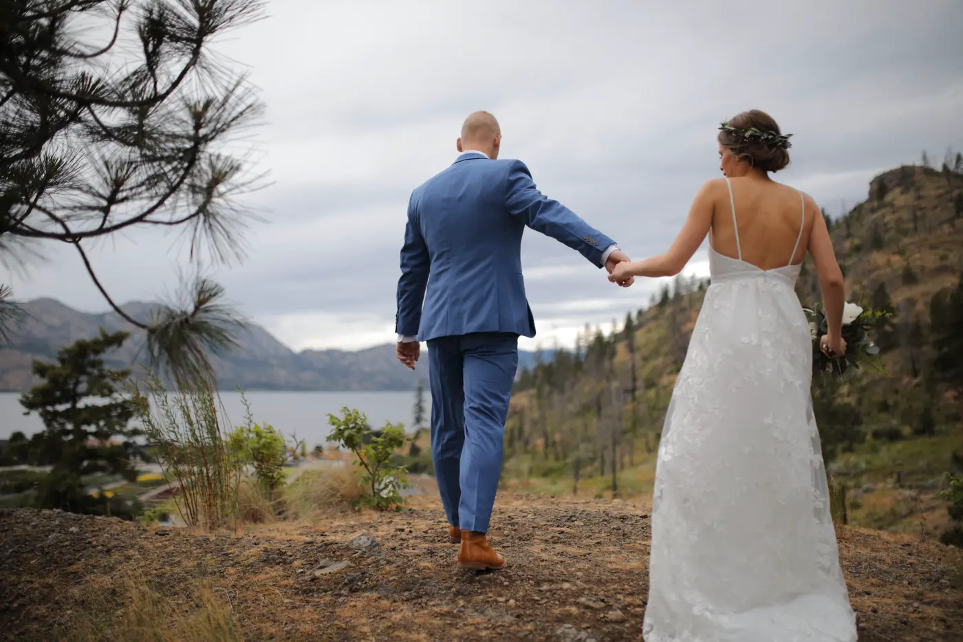 Wedding couple backs, in the Classic Gold style